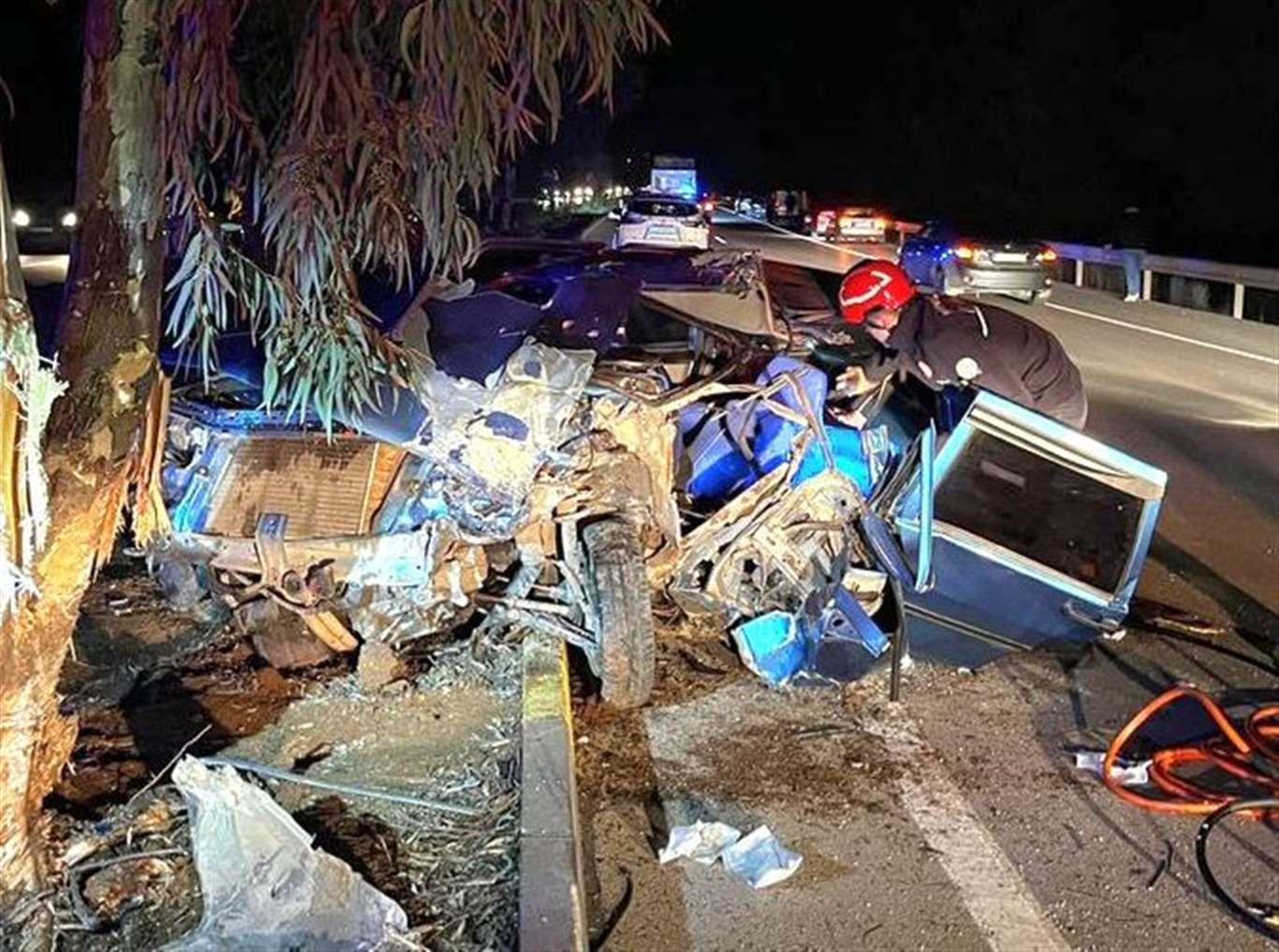       Kaza sonrası araç içinde sıkışan sürücü kurtarıldı haberi